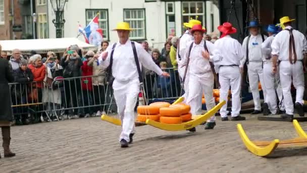 Alkmaar Nederland April 2022 Kaasdragers Die Met Kaas Wandelen Beroemde — Stockvideo