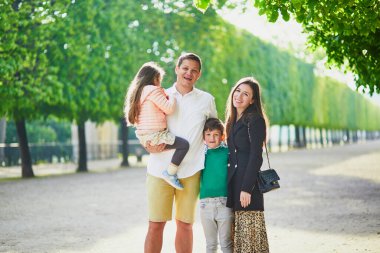 Dört kişilik mutlu bir aile Paris, Fransa seyahatinin tadını çıkarıyor. Anne, baba, oğul ve kız Paris 'teki Tuileries bahçesinde. Evli ve çocuklu çift Fransa 'ya seyahat ediyor.