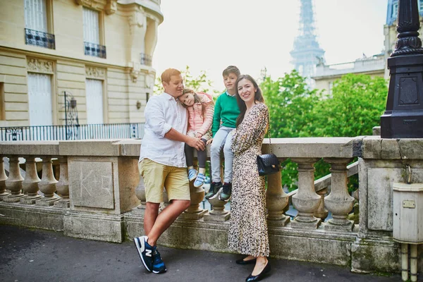 Glückliche Vierköpfige Familie Genießt Ihre Reise Nach Paris Frankreich Mutter — Stockfoto