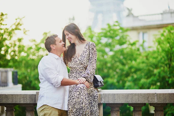 幸せなロマンチックなカップルは フランスへの旅行を楽しんでいます パリのエッフェル塔の近くで恋に男と女 — ストック写真