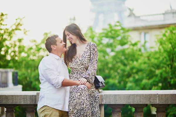 Feliz Casal Romântico Desfrutando Sua Viagem Paris França Homem Mulher — Fotografia de Stock