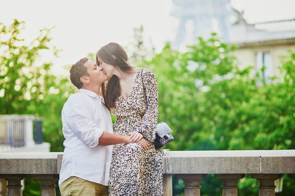 Счастливая Романтическая Пара Наслаждается Поездкой Париж Франция Влюблённые Мужчина Женщина — стоковое фото