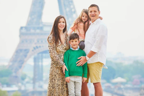 Glad Familj Fyra Som Njuter Sin Resa Till Paris Frankrike — Stockfoto