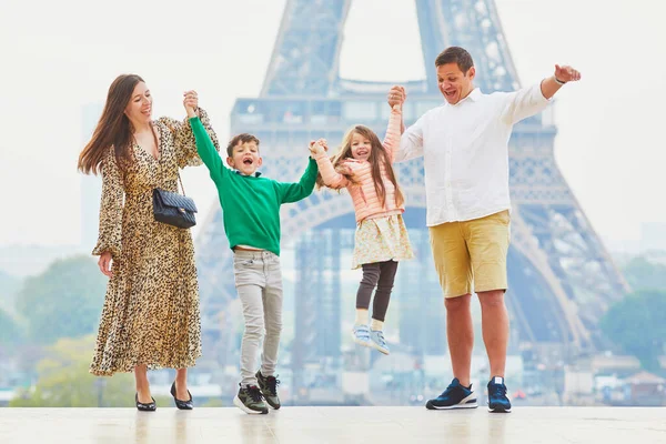 Glad Familj Fyra Som Njuter Sin Resa Till Paris Frankrike — Stockfoto
