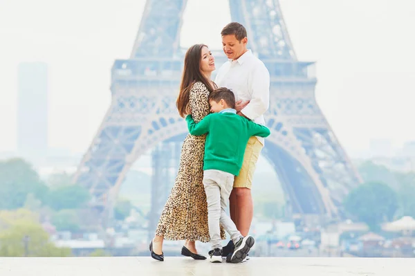 Szczęśliwa Trójka Ciesząca Się Podróżą Paryża Francji Matka Ojciec Syn — Zdjęcie stockowe
