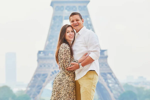快乐浪漫的夫妇享受他们的巴黎之行 在巴黎的埃菲尔铁塔附近 男人和女人坠入爱河 Trocadero观景台上的情侣 — 图库照片