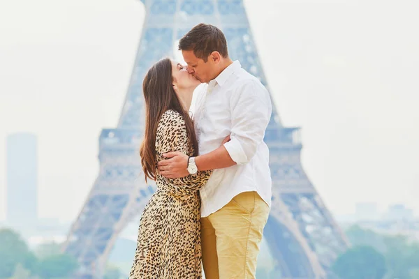 Ευτυχισμένο Ρομαντικό Ζευγάρι Που Απολαμβάνει Ταξίδι Του Στο Παρίσι Γαλλία — Φωτογραφία Αρχείου