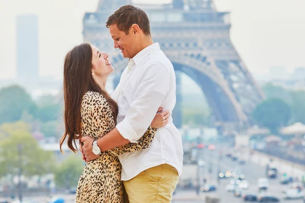 幸せなロマンチックなカップルは フランスへの旅行を楽しんでいます パリのエッフェル塔の近くで恋に男と女 トロカデロ展望台のカップル — ストック写真