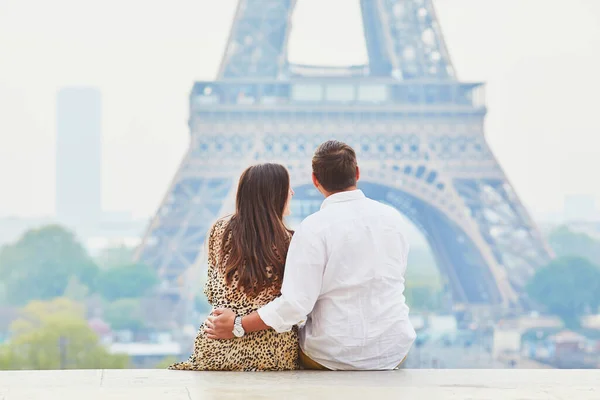 快乐浪漫的夫妇享受他们的巴黎之行 在巴黎的埃菲尔铁塔附近 男人和女人坠入爱河 Trocadero观景台上的情侣 — 图库照片