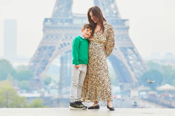 Szczęśliwa Rodzina Dwójki Ciesząca Się Podróżą Paryża Francji Matka Syn — Zdjęcie stockowe
