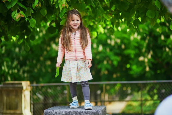 Urocza Letnia Dziewczynka Kwitnącymi Kasztanami Ogrodzie Tuileries Paryżu Francja Szczęśliwy — Zdjęcie stockowe