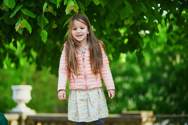 Urocza Letnia Dziewczynka Kwitnącymi Kasztanami Ogrodzie Tuileries Paryżu Francja Szczęśliwy — Zdjęcie stockowe