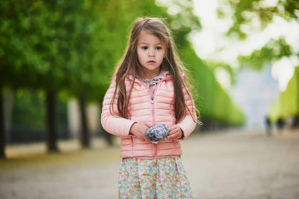 Bedårande Årig Flicka Med Kastanjer Blom Tuileriernas Trädgård Paris Frankrike — Stockfoto