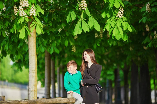 フランスへの旅行を楽しんでいる2人の幸せな家族 パリのチュイルリー庭園にある母と息子 — ストック写真