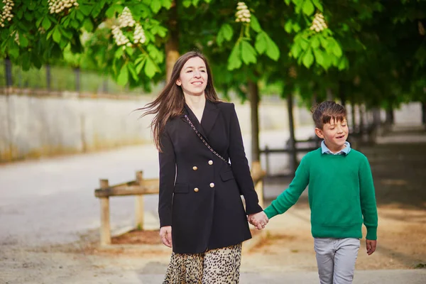 Szczęśliwa Rodzina Dwójki Ciesząca Się Podróżą Paryża Francji Matka Syn — Zdjęcie stockowe