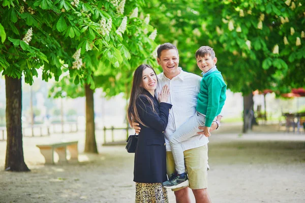 Lykkelig Familie Tre Som Nyter Turen Til Paris Frankrike Mor – stockfoto
