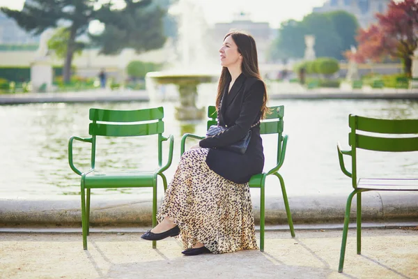 フランスで長い髪の若い女性 チュイルリー庭園の美しい観光客 — ストック写真