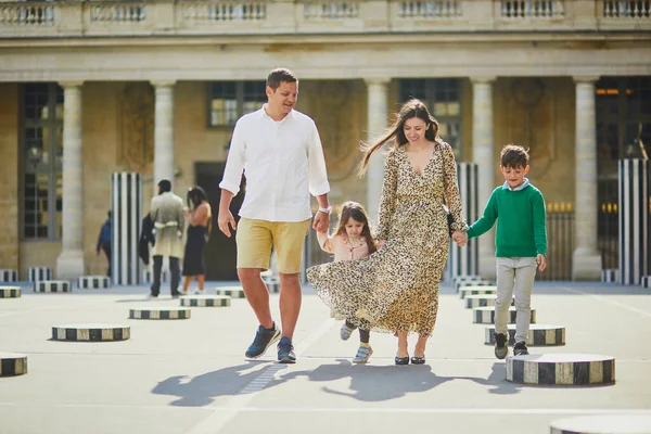 Dört Kişilik Mutlu Bir Aile Paris Fransa Seyahatinin Tadını Çıkarıyor — Stok fotoğraf