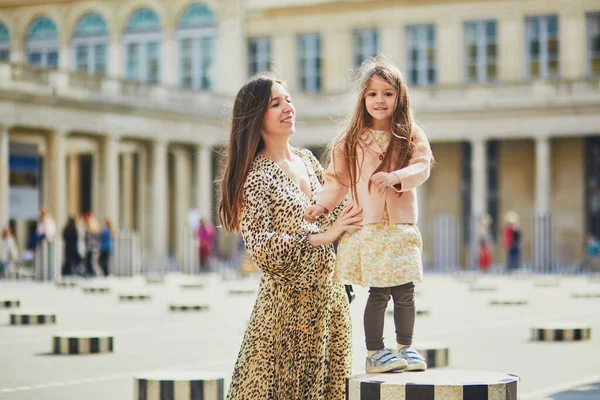 Feliz Familia Dos Una Calle París Madre Con Adorable Hija —  Fotos de Stock