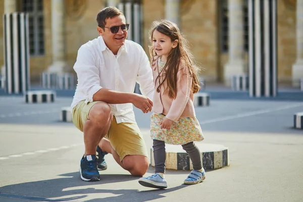 Paris Caddesinde Iki Kişilik Mutlu Bir Aile Baba Tapılası Yaşındaki — Stok fotoğraf