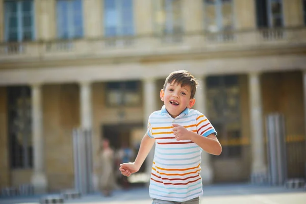 ロワイヤルガーデンを走る少年 子供はフランスのパリで楽しんでいます 幸せな子供は屋外で遊ぶ — ストック写真