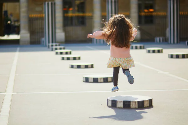 Dziewczyna Biegająca Ogrodzie Palais Royal Dziecko Bawiące Się Paryżu Francja — Zdjęcie stockowe