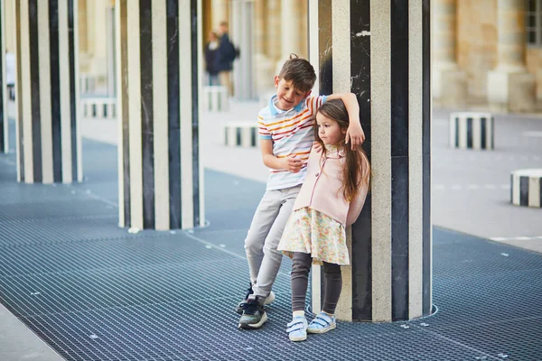 Chica Niño Jugando Jardín Del Palais Royal Hermano Hermana Divirtiéndose — Foto de Stock