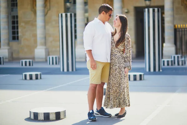 Mutlu Romantik Çift Paris Fransa Seyahatinin Tadını Çıkarıyor Palais Royale — Stok fotoğraf