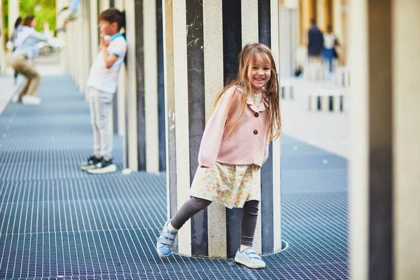 Dziewczyna Biegająca Ogrodzie Palais Royal Dziecko Bawiące Się Paryżu Francja — Zdjęcie stockowe