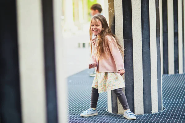 Κορίτσι Τρέχει Στο Palais Royal Κήπο Παιδί Διασκεδάζει Στο Παρίσι — Φωτογραφία Αρχείου