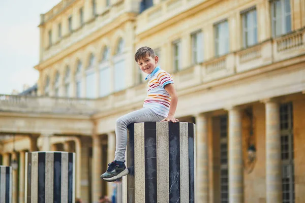 Chlapec Pobíhající Palais Royal Garden Dítě Baví Paříži Francii Šťastné — Stock fotografie