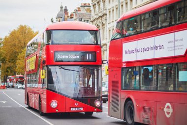 LONDON, BİRLİK KINGDOM - 13 Kasım 2021: Londra 'nın bir caddesinde ünlü çift katlı kırmızı otobüsler