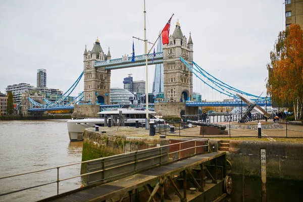 ロンドン イギリス 2021年11月13日 ロンドンのテムズ川にかかる有名なタワーブリッジ — ストック写真