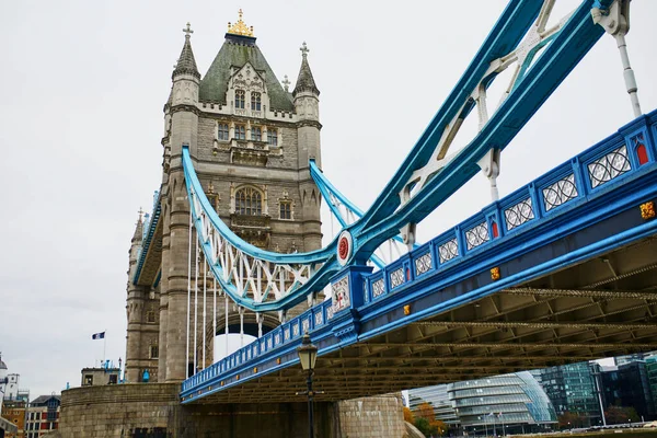 ロンドン イギリス 2021年11月13日 ロンドンのテムズ川にかかる有名なタワーブリッジ — ストック写真