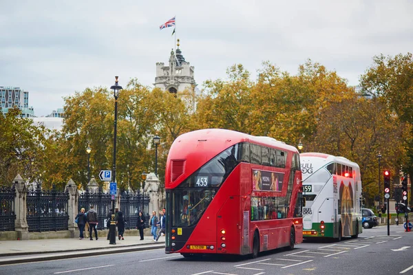 London Förenade Kungariket November 2021 Berömda Dubbeldäckade Röda Bussar Gata — Stockfoto