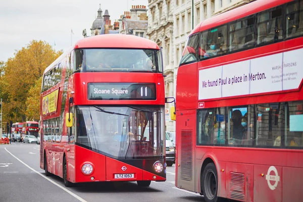 ロンドン イギリス 2021年11月13日 ロンドンの路上で有名な2階建ての赤いバス — ストック写真