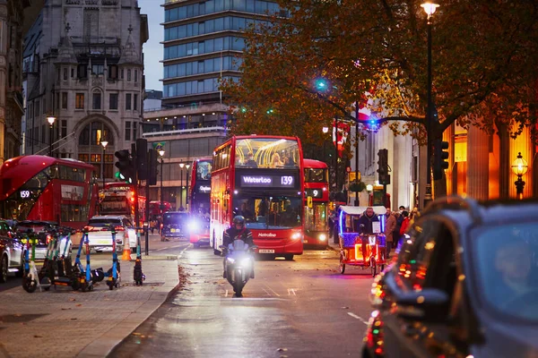 Londres Reino Unido Novembro 2021 Famosos Autocarros Vermelhos Dois Andares — Fotografia de Stock