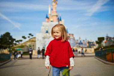 Paris, Fransa yakınlarındaki Disneyland 'da 4 yaşında mutlu bir kız.