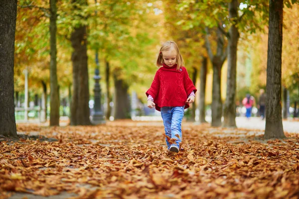 Menina Pré Escolar Adorável Andando Jardim Tuileries Paris Dia Outono — Fotografia de Stock
