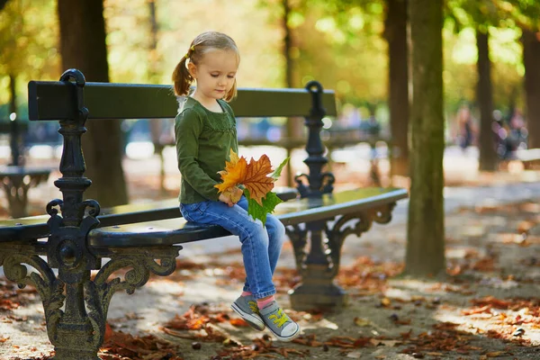 Adorable Niña Preescolar Disfrutando Agradable Soleado Día Otoño Aire Libre — Foto de Stock