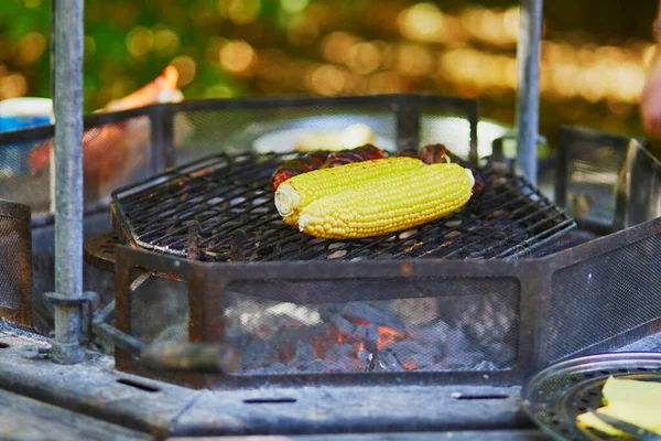 グリルプレート上のバターと塩とコブに焼きトウモロコシ クローズアップ — ストック写真