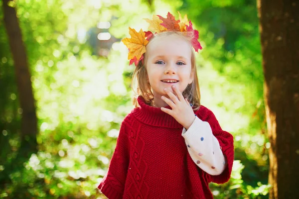 Krásný Podzimní Portrét Roztomilé Školačky Barevných Javorových Listech Věnce Hlavě — Stock fotografie