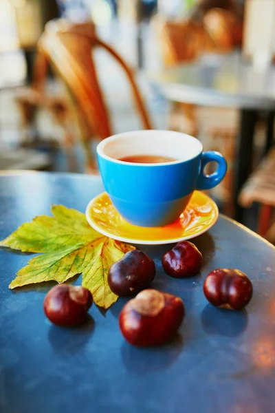 Egy Csésze Friss Eszpresszó Kávé Egy Hagyományos Szabadtéri Kávézó Asztalán — Stock Fotó
