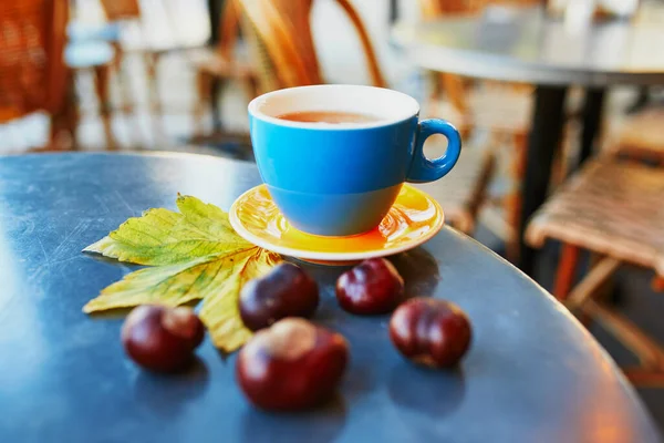 秋の日にパリの伝統的な屋外カフェのテーブルの上に新鮮なエスプレッソコーヒーのカップ — ストック写真