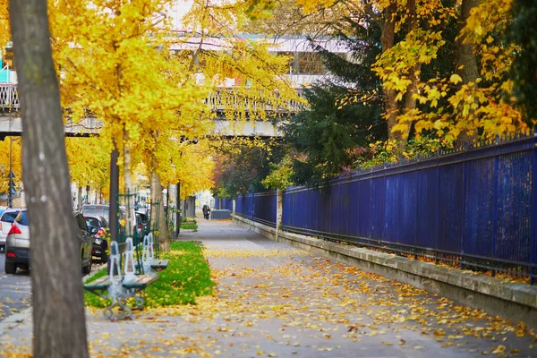 パリの美しいモンソワ公園の風景11月の明るい秋の日にフランス — ストック写真