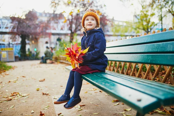 Urocza Przedszkolanka Ciesząca Się Miłym Słonecznym Jesiennym Dniem Świeżym Powietrzu — Zdjęcie stockowe