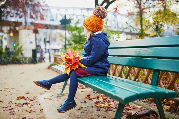 Adorable Niña Preescolar Disfrutando Agradable Soleado Día Otoño Aire Libre —  Fotos de Stock