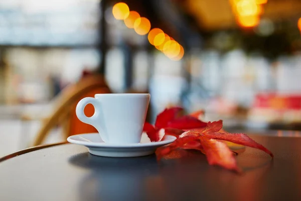 Kopje Verse Espresso Koffie Een Tafel Van Traditionele Outdoor Cafe — Stockfoto