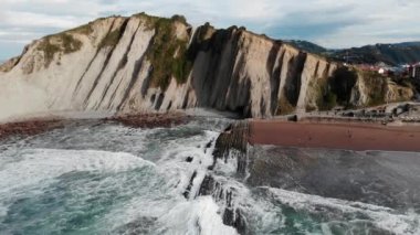 İspanya, Bask Bölgesi, Zumaia 'nın ünlü sineğinin insansız hava aracı görüntüsü. Flysch, derin sularda ilerleyen tortulu kaya katmanlarından oluşan bir dizi.