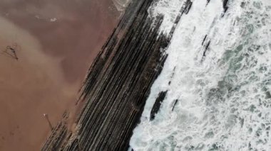 İspanya, Bask Bölgesi, Zumaia 'nın ünlü sineğinin insansız hava aracı görüntüsü. Flysch, derin sularda ilerleyen tortulu kaya katmanlarından oluşan bir dizi.